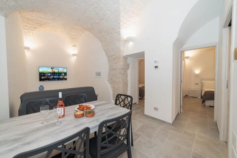 TV and multimedia, Kitchen or kitchenette, Living room, Food and drinks, Seating area, Dining area