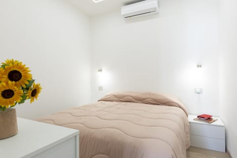 Bed, Photo of the whole room, Bedroom, air conditioner