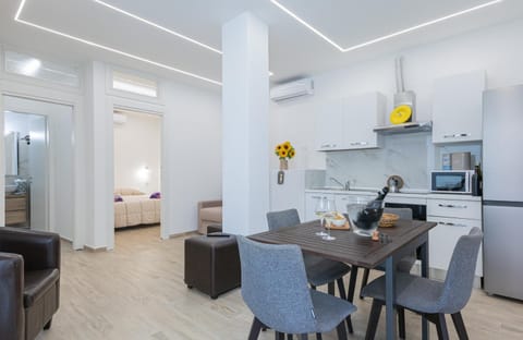 Kitchen or kitchenette, Dining area, oven, stove, air conditioner