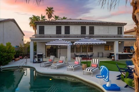 Sleeps 16 Pool Hot Tub Sport Court Game Room House in Glendale