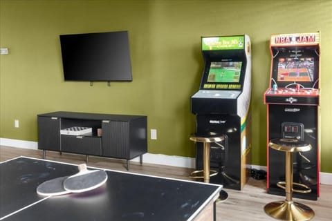 Sleeps 16 Pool Hot Tub Sport Court Game Room House in Glendale