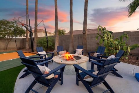 Sleeps 16 Pool Hot Tub Sport Court Game Room House in Glendale