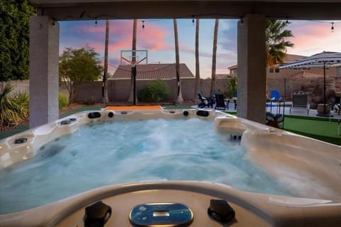 Sleeps 16 Pool Hot Tub Sport Court Game Room House in Glendale