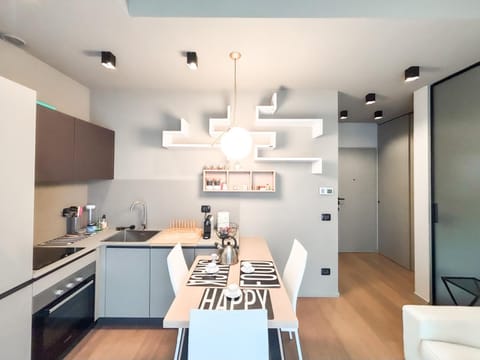 Kitchen or kitchenette, Dining area, minibar, oven, stove