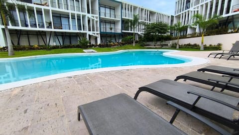 Property building, Pool view, Swimming pool, Swimming pool, sunbed