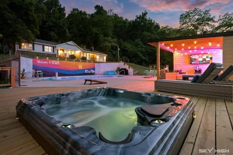 Creekside Oasis - 5BR Retreat with Pool & Hot Tub House in Rogers