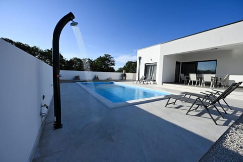 Swimming pool, sunbed