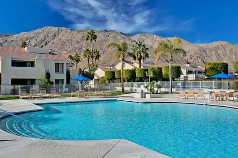 Property building, Day, Mountain view, Pool view, Swimming pool, sunbed