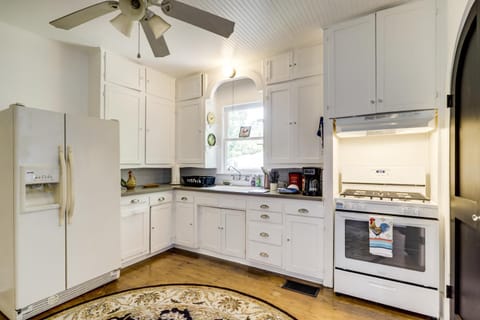 1 Mi to Dtwn! Restored 1930s Brenham Retreat House in Brenham