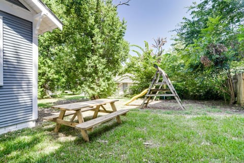 1 Mi to Dtwn! Restored 1930s Brenham Retreat House in Brenham