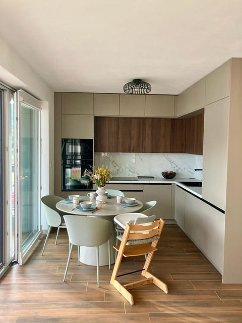 Coffee/tea facilities, Kitchen or kitchenette, Dining area, oven, stove
