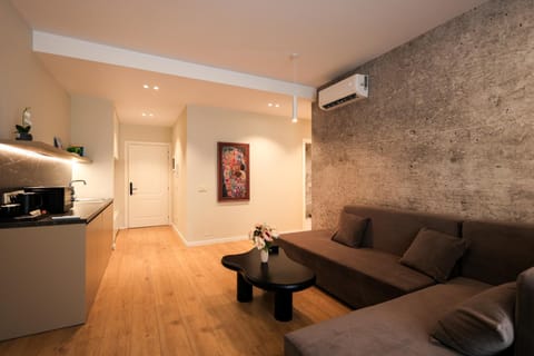 Property building, TV and multimedia, Kitchen or kitchenette, Living room, Seating area, air conditioner
