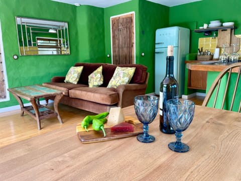 Living room, Seating area, Dining area, Alcoholic drinks