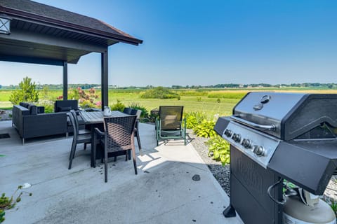 Grill Out, Play Pool Huge Home on Lake Champlain! House in Lake Champlain