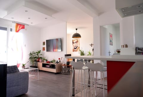 TV and multimedia, Kitchen or kitchenette, Living room, Seating area, Dining area