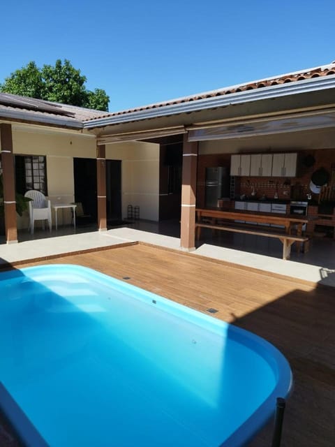 Day, Pool view