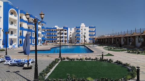 Property building, Day, Pool view, Swimming pool, sunbed