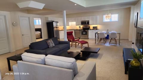 TV and multimedia, Kitchen or kitchenette, Living room, Seating area, Dining area