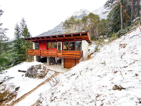 Property building, Day, Natural landscape, Winter, Mountain view