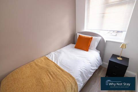 Stylish 5 bed home in Beeston House in Nottingham