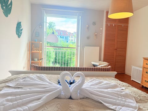 Bed, Photo of the whole room, Bedroom, towels