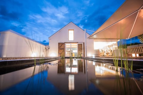 Property building, Restaurant/places to eat