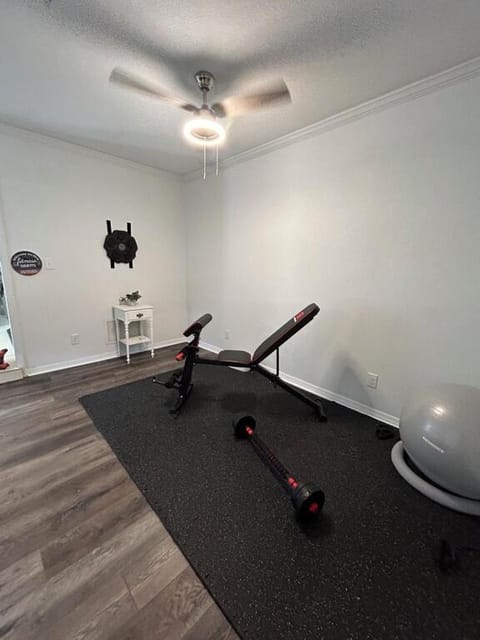 5 Bedrooms, 4 Bathrooms, Pool, Gym, Sleeps 11 Leesburg Retreat!!!! House in Leesburg