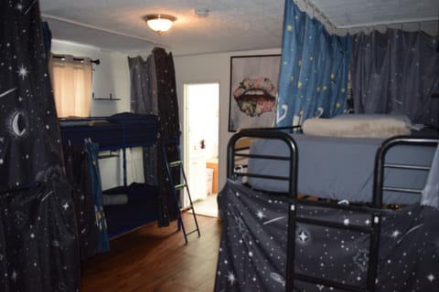 Drip Star Life Hostel Miami 3 Hostel in Golden Glades