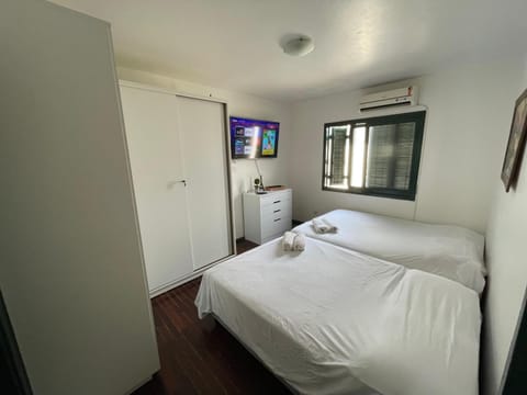 Bed, TV and multimedia, Photo of the whole room, Bedroom, towels, air conditioner