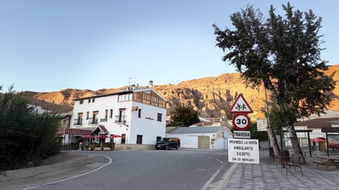 Property building, Day, Neighbourhood, Natural landscape, Mountain view, Street view, Location, Parking