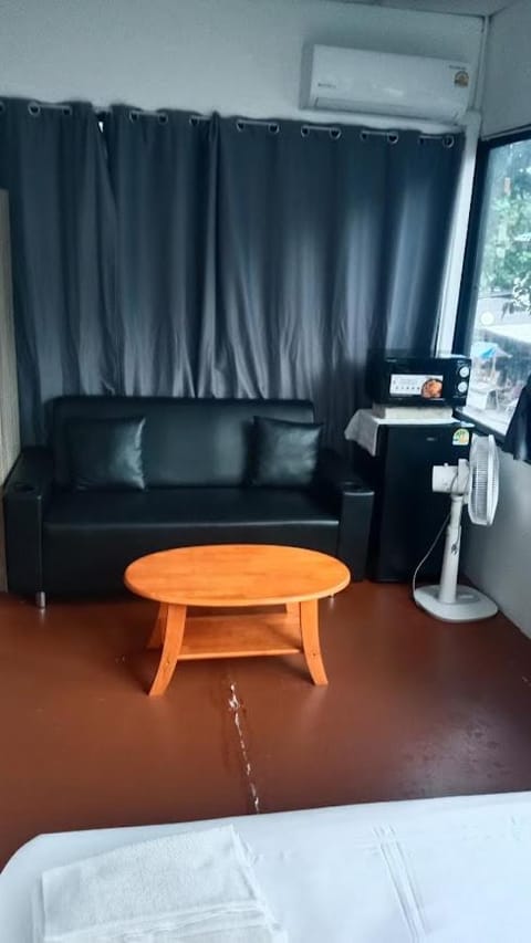 Seating area, air conditioner