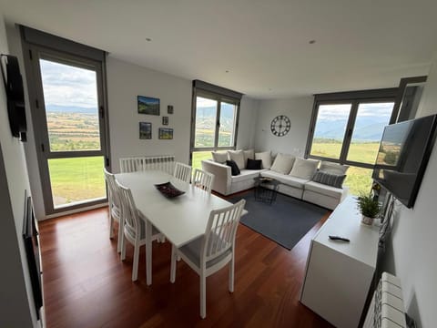 TV and multimedia, Living room, Seating area, Dining area