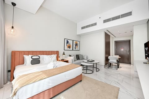 Bed, TV and multimedia, Living room, Photo of the whole room, Seating area, Bedroom, towels, air conditioner
