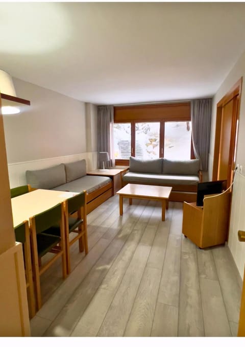 Communal lounge/ TV room, Living room, Dining area
