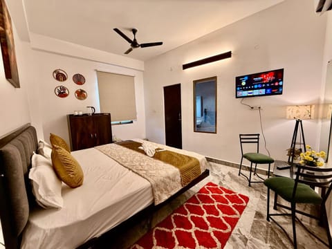 Communal lounge/ TV room, Bed, TV and multimedia, Living room, Seating area, Evening entertainment, Bedroom, air conditioner