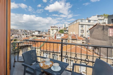 Property building, Patio, Day, Natural landscape, Coffee/tea facilities, View (from property/room), Balcony/Terrace, Living room, Seating area, Dining area, City view