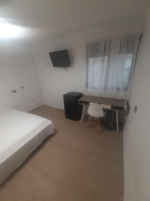 Bed, TV and multimedia, Bedroom