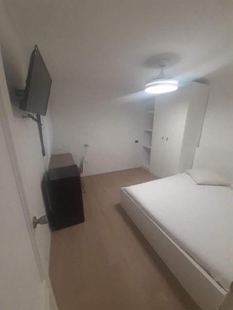 Communal lounge/ TV room, Bed, TV and multimedia, Bedroom