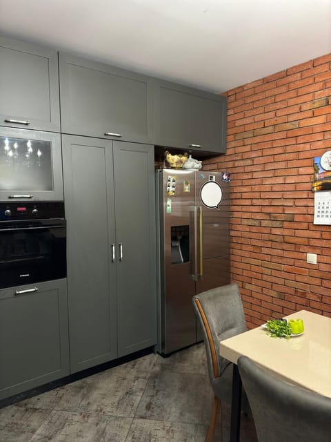 Kitchen or kitchenette, Dining area, oven