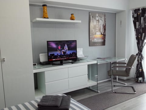 TV and multimedia, Living room, Evening entertainment, hair dresser
