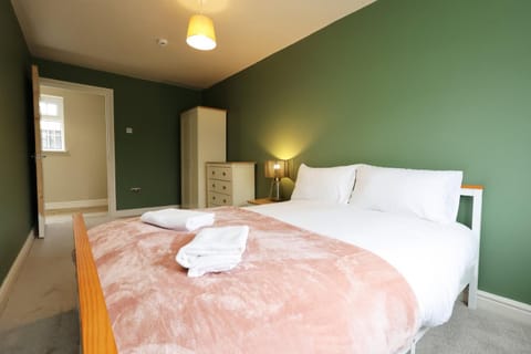 Perfect Bridgend Stay: Comfort & Space! Bed and Breakfast in Bridgend