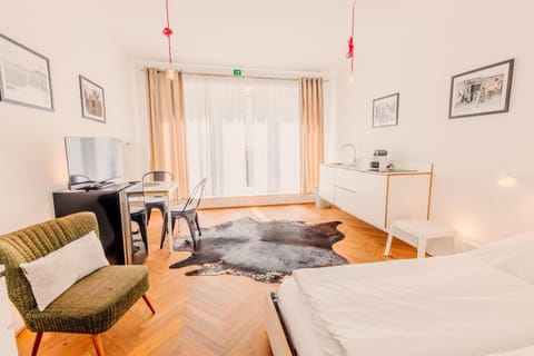 Bed, TV and multimedia, Kitchen or kitchenette, Living room, Photo of the whole room, Seating area, Bedroom