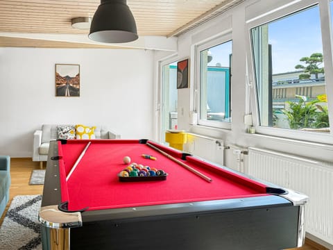 Billiard, Game Room