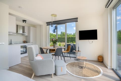 TV and multimedia, Kitchen or kitchenette, Seating area, Dining area