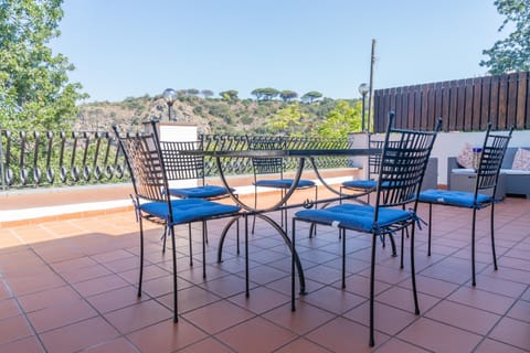 View (from property/room), Balcony/Terrace, Dining area, sunbed