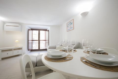 Living room, Dining area, air conditioner