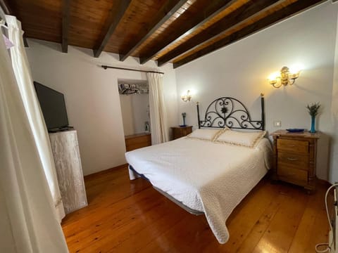 Bed, TV and multimedia, Photo of the whole room, Bedroom, wardrobe