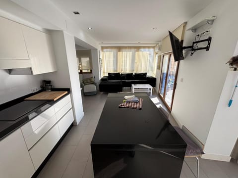 TV and multimedia, Kitchen or kitchenette, Living room