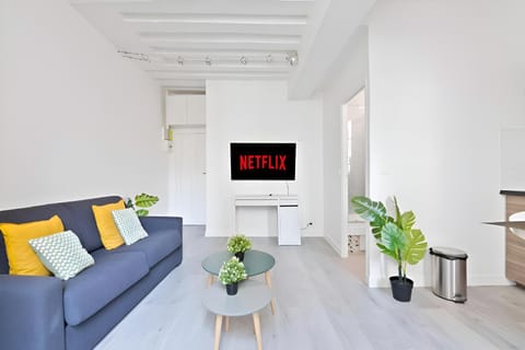 Bed, Living room