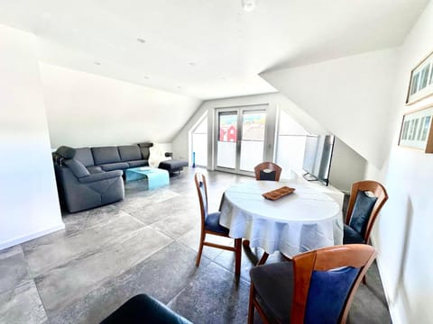TV and multimedia, Living room, Seating area, Dining area